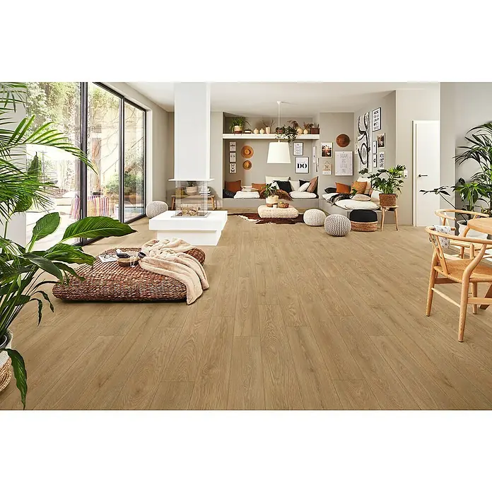 LOGOCLIC Vinto Laminat - Mojito, Landhausdiele, 1.288 x 195 x 9 mm - Einladendes Wohnzimmer mit hellem Holzboden, modernem Kamin und gemütlichen Sitzgelegenheiten. Der Boden verleiht dem Raum Wärme und Eleganz.