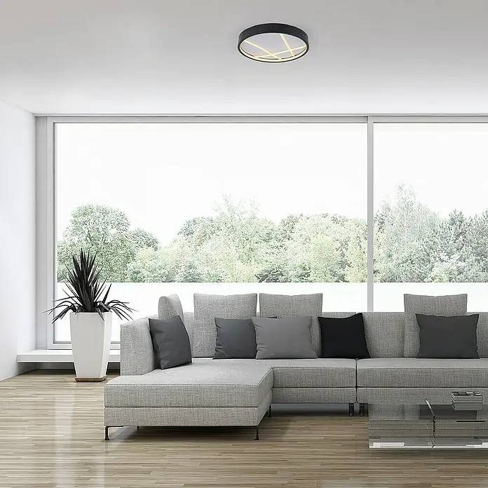 Just Light LED-Deckenleuchte rund Mikado - 33 W, Ø x H: 40 x 4,5 cm, Schwarz - Ein modernes Wohnzimmer mit einer stilvollen Deckenleuchte in der Mitte. Die Leuchte ist rund und schwarz mit goldenen Akzenten.