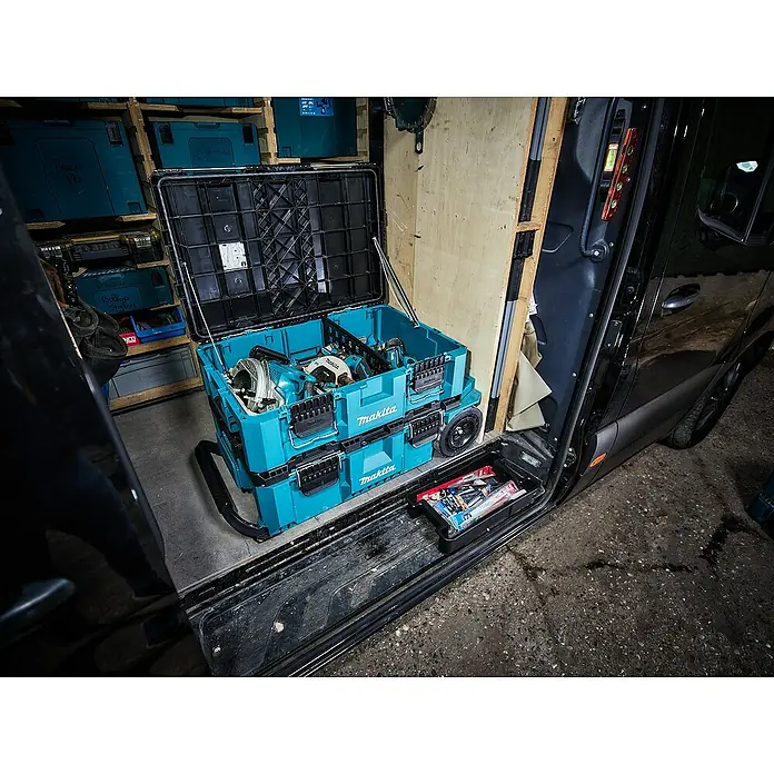 Makita Organizer Maktrak Flach L - L x B x H: 59,6 x 38,7 x 8,5 cm, Anzahl Fächer: 11 Stk. - Ein geöffneter, blauer Makita Werkzeugkoffer steht im Laderaum eines Lieferwagens, gefüllt mit Werkzeugen und Zubehör.