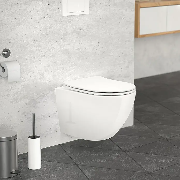 LuxeBath Wand-WC - Spülrandlos, Spülform: Tief, WC Abgang: Waagerecht, Weiß - Nahaufnahme einer modernen, wandhängenden Toilette in einem stilvollen Badezimmer. Das Design zeichnet sich durch klare Linien und eine minimalistische Ästhetik aus.