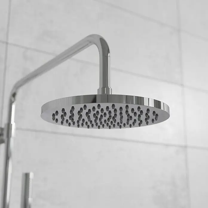 Mixomat Duschsystem Orlando - Höhe: 118 cm, Chrom, Glänzend - Nahaufnahme eines modernen, runden Duschkopfes mit Chromoberfläche vor einem hellen, gefliesten Hintergrund.