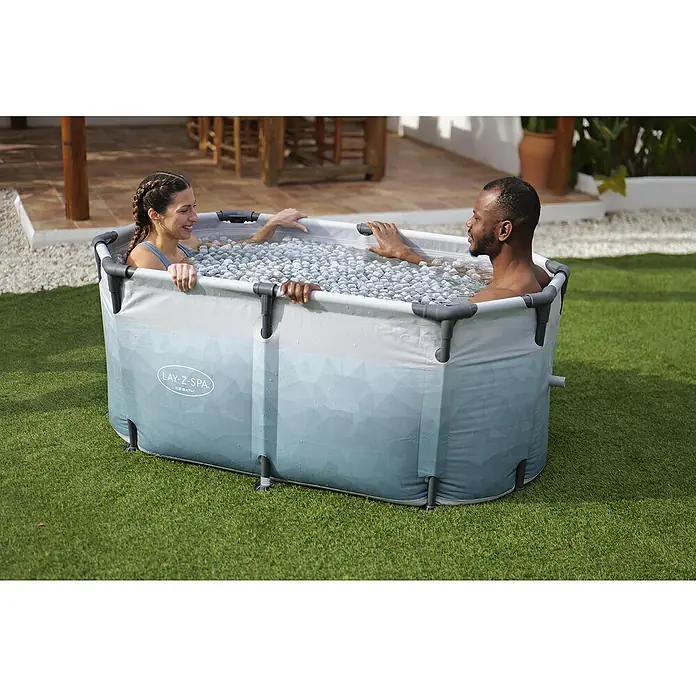 Bestway Lay-Z-Spa Eisbad Glacial Dip - L x B x H: 152 x 92 x 71 cm - Zwei Personen in einem Lay-Z-Spa Ice Bath, gefüllt mit Eiswürfeln. Perfekt für die Eisbad-Therapie zu Hause.