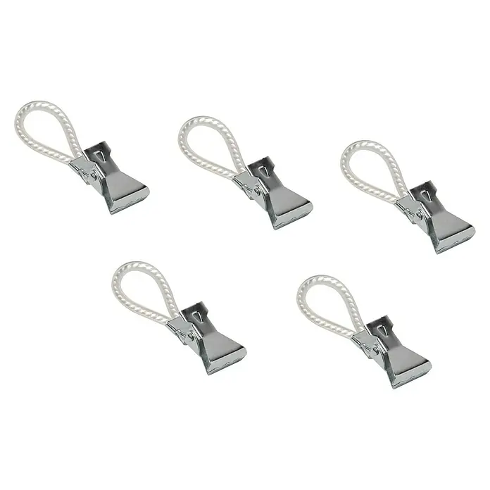 Inofix Set de pinzas - 5 ud., Blanco/Níquel - Cinco pinzas para la ropa con lazos sobre un fondo negro, ideales para colgar ropa o decoraciones.