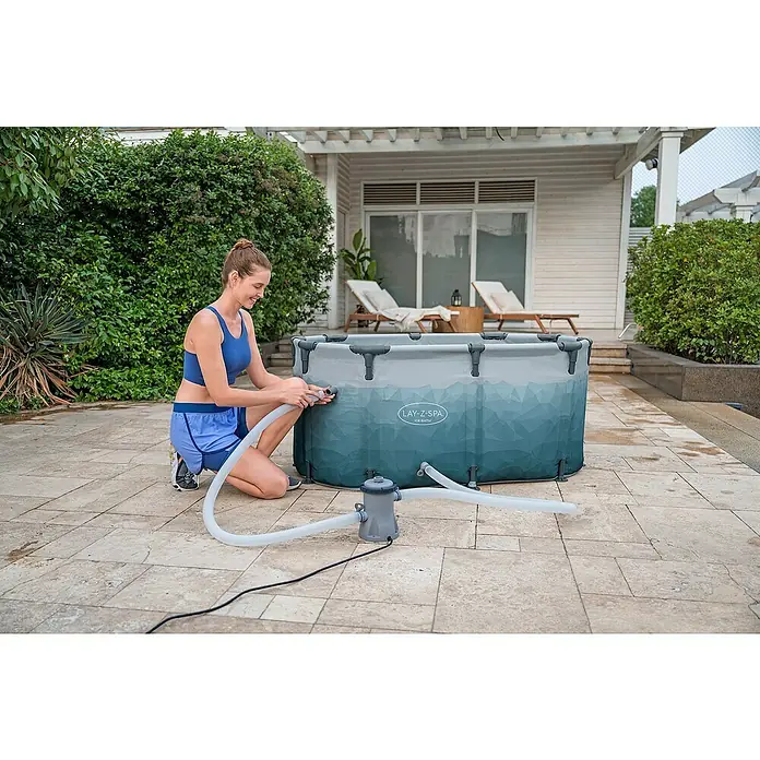 Bestway Lay-Z-Spa Eisbad Glacial Dip - L x B x H: 152 x 92 x 71 cm - Eine Frau schließt eine Lay-Z-Spa Ice Bath an den Filter an, um ein erfrischendes Badeerlebnis zu schaffen.