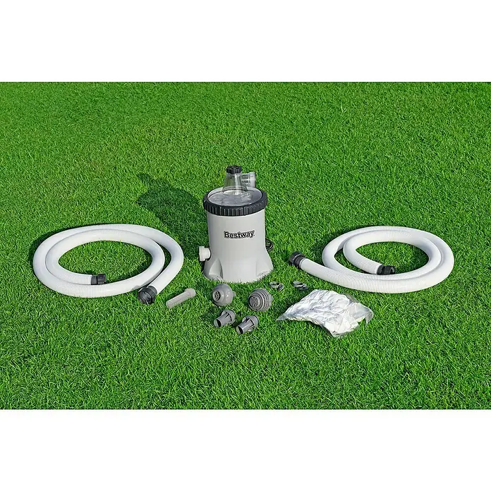 Bestway Filterpumpe - Ø x H: 27,2 x 42,1 cm, Filterleistung: 5.678 l/h - Bestway Filterpumpe mit Zubehör auf grünem Rasen. Die Pumpe und das Zubehör sind für die Reinigung von Pools unerlässlich.