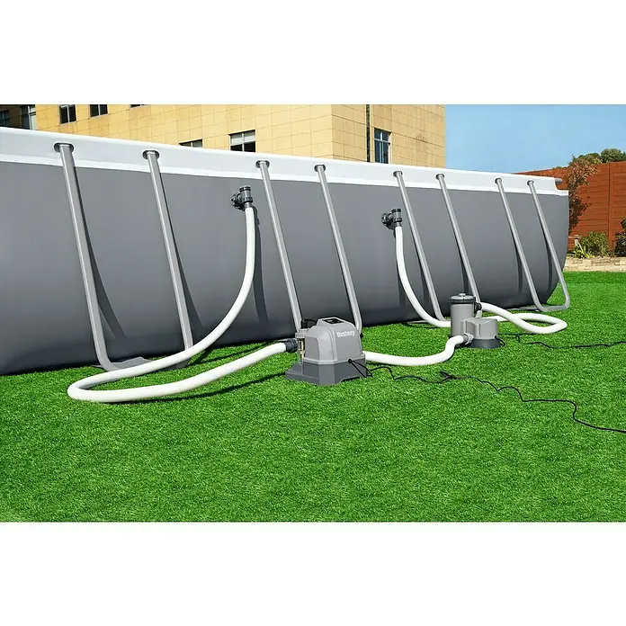 Bestway Salzwassersystem Hydrogenic - Passend für: Filtersysteme ab 1.249 l/h Leistung, Benötigte Start-Salzmenge: 3 g/l - Rechteckiger Bestway-Pool mit grauem Rahmen, angeschlossener Pumpe und Filteranlage für sauberes Wasser im Garten.