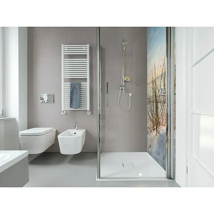 SanDesign Alu-Verbundplatte - 100 x 250 cm, Warm Grey - Ein helles Badezimmer mit einer modernen Duschkabine, einem Handtuchwärmer und weißen Sanitäranlagen.