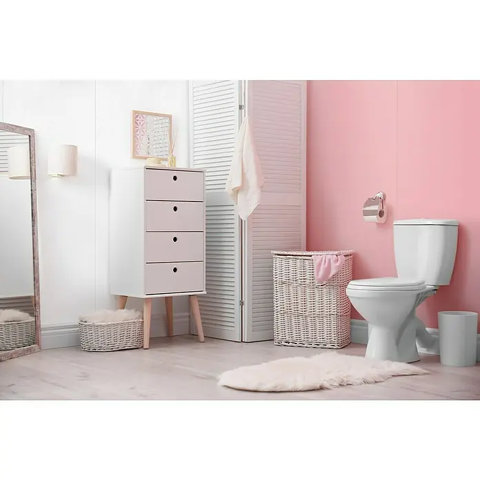 SanDesign Alu-Verbundplatte - 100 x 250 cm, Bright Pink - Ein Badezimmer mit einer Toilette, einem Schrank und einem Spiegel. Der Raum ist in rosa und weißen Farbtönen gehalten und wirkt hell.