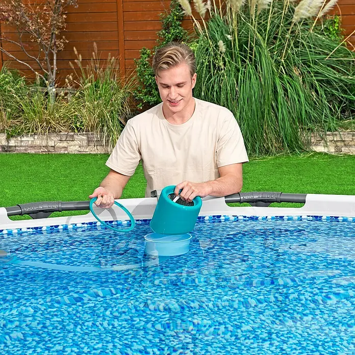 Bestway Reinigungs-Set AquaClean™ Deluxe - 4 -tlg. - Der Mann reinigt den Pool mit einem Bestway Flowclear AquaTech Akku-Poolsauger. Das Gerät ist ein leichter, kabelloser Poolsauger für Pools und Spas.