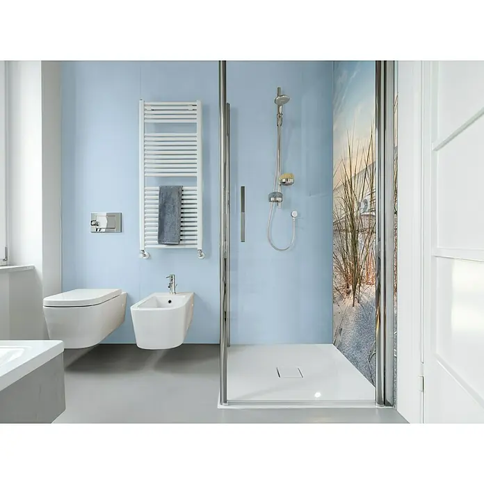 SanDesign Alu-Verbundplatte - 100 x 250 cm, Sky blue - Ein modernes Badezimmer mit einer begehbaren Dusche, einer Toilette und einem Bidet. Der Handtuchwärmer und die blauen Wände sorgen für ein frisches Ambiente.