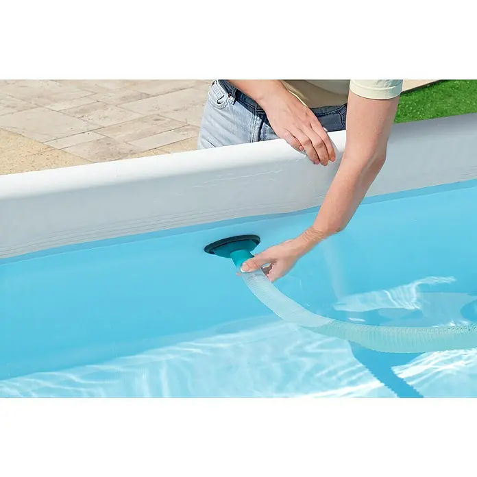 Bestway Reinigungs-Set AquaClean™ Deluxe - 4 -tlg. - Eine Person schließt einen Schlauch an einen Pool an, um ihn zu reinigen. Der Pool ist rechteckig und mit blauem Wasser gefüllt.