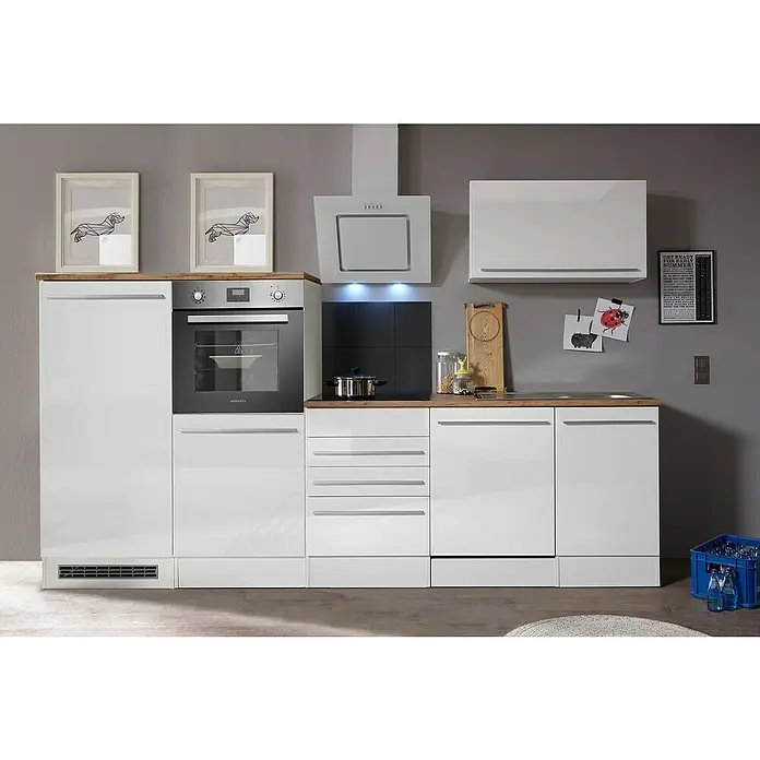 Respekta Premium Küchenzeile Gabriel - Breite: 290 cm, Weiß, Mit Elektrogeräten - Eine moderne Küche mit weißen Schränken, einer Dunstabzugshaube und einem eingebauten Backofen. Holz Arbeitsplatten ergänzen das schicke Design.