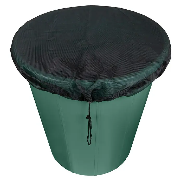 Windhager Laubschutznetz - Schwarz, Durchmesser: 95 cm - Eine grüne Regentonne mit einem schwarzen Netz-Überzug, der mit einem Band zugezogen ist. Schützt das Wasser vor Verunreinigungen.