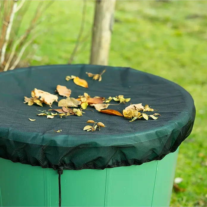 Windhager Laubschutznetz - Schwarz, Durchmesser: 95 cm - Ein grüner Regenspeicher mit einem schwarzen Netzabdeckung und Blättern darauf.