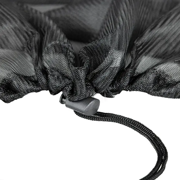 Windhager Laubschutznetz - Schwarz, Durchmesser: 95 cm - Nahaufnahme eines schwarzen Netzes mit Kordelzug und Stopper, ideal für Outdoor-Aktivitäten und zum Schutz vor Insekten.