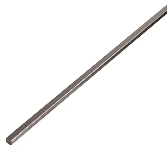 Kantoflex Tubo de forma cuadrada - 1.000 x 10 x 10 mm, Espesor: 10 mm, Acero, Acero gris - Primer plano de una barra de acero cuadrada, colocada en diagonal sobre un fondo negro.