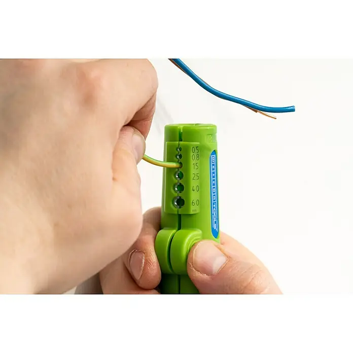 Weicon Kabelentmanteler Quadro No. 16 Green Line - Biopolymer, Grün - Eine grüne Abisolierzange in Aktion, ein gelb-grünes Kabel wird präzise abisoliert, während ein blaues Kabel daneben liegt.