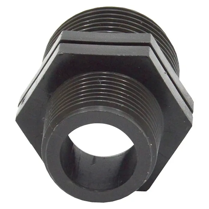 Machón reductor M-M - ¾'' × ½'' - Primer plano de un adaptador de conector de tanque de plástico negro con rosca macho y centro hexagonal.