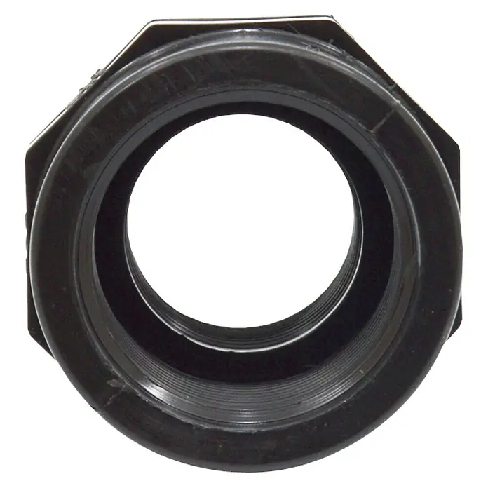 Manguito reductor H-H - ¾'' × ½'' - Primer plano de un accesorio de tubería de PVC negro con roscas internas, utilizado para plomería y riego.
