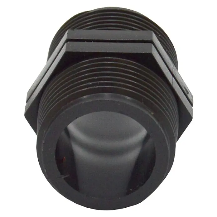 Machón roscado M-M - 1″, Plástico - Primer plano de un accesorio de tanque de PVC negro con extremos roscados y una tuerca hexagonal central.