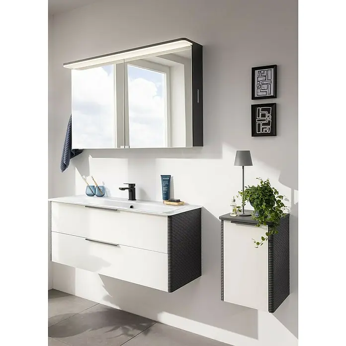 Camargue Marea Badmöbel-Set - Anthrazit/Weiß, Matt, 4 -tlg., Anzahl Spiegeltüren: 2 Stk., Anzahl Türen: 1 Stk. - Modernes Badezimmer-Interieur mit Waschbeckenunterschrank und Spiegelschrank in Weiß und Anthrazit.