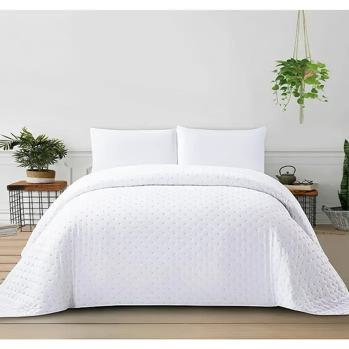 Edredón Corinto - 220 x 260 cm, Poliéster, Blanco - Elegante juego de colcha blanca con un sutil estampado para un ambiente elegante en el dormitorio.
