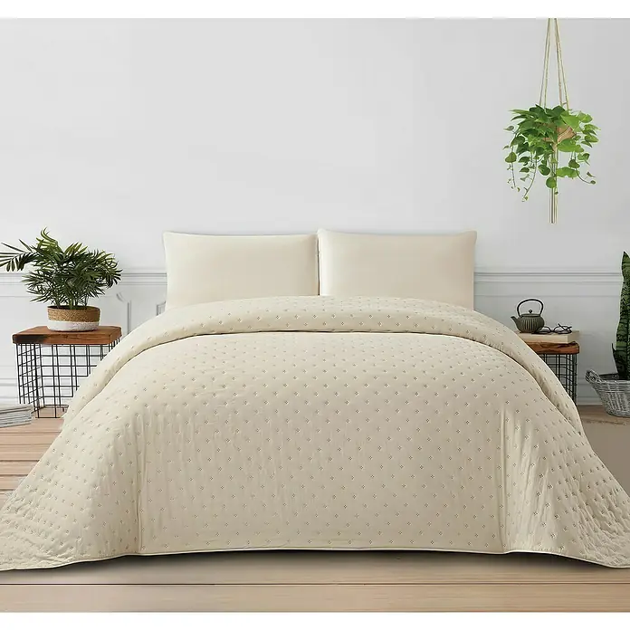 Edredón Corinto - 180 x 260 cm, Poliéster, Arena - Elegante conjunto de colcha acolchada color crema que realza el ambiente del dormitorio. El complemento perfecto para confort y diseño.