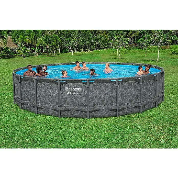 Bestway Frame-Pool Set APX365 - Ø x H: 671 x 132 cm, Dunkler Marmor, 40.377 l - Ein Bestway APX365 Pool, gefüllt mit fröhlichen Menschen, steht auf einem grünen Rasen. Im Hintergrund üppige Vegetation.
