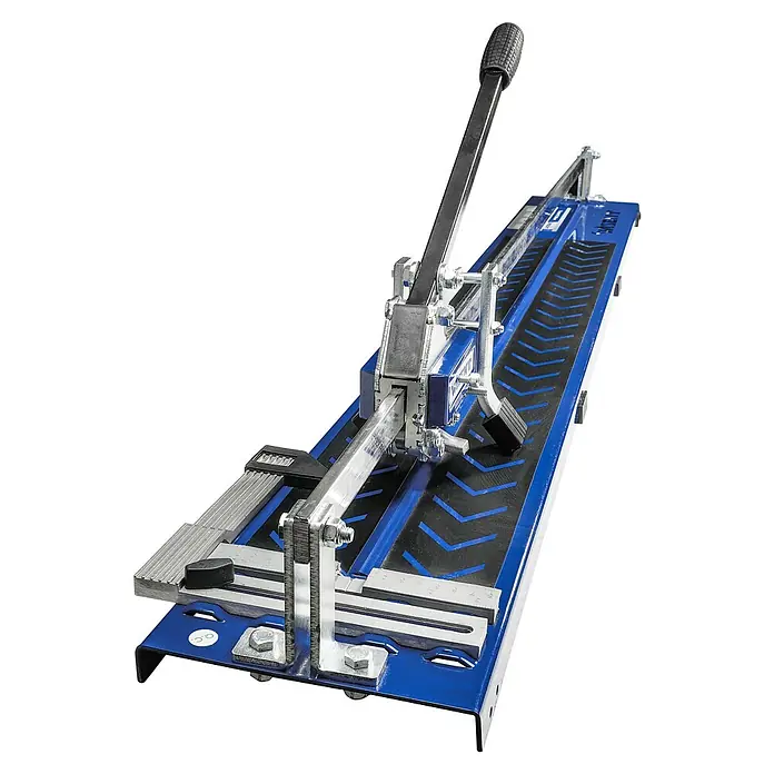 Wisent Handfliesenschneider RC 1200 - Max. Schnittlänge: 1.200 mm, Max. Fliesenstärke: 12 mm - Eine Fliesen-Schneidemaschine von Montolit mit blauem Gestell und einem schwarzen Griff. Das Gerät ist für präzise Fliesenzuschnitte konzipiert.