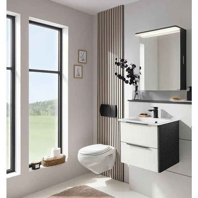 Camargue Marea Badmöbel-Set - Anthrazit/Weiß, Matt, 3 -tlg., DIN Anschlag: Links, Anzahl Spiegeltüren: 1 Stk. - Modernes Badezimmer mit hängendem WC, Waschtisch mit Schubladen und Spiegel. Holzpaneele und große Fenster sorgen für Helligkeit.