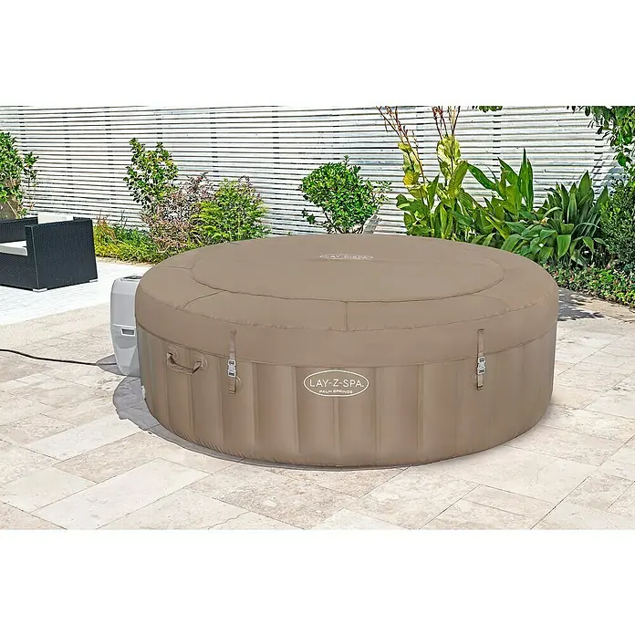 Bestway Lay-Z-Spa Mobil-Whirlpool Palm Springs - Ø x H: 196 x 71 cm, Taupe, 916 l - Das Lay-Z-Spa Palm Springs auf einer Terrasse.