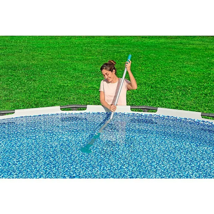 Bestway Poolsauger AquaSurge - Akkubetrieben, Passend für: Für Pools bis Ø 610 cm - Eine Frau reinigt einen Pool mit einem Poolreiniger, um das Wasser sauber zu halten. Effektive Poolreinigung für kristallklares Wasser.