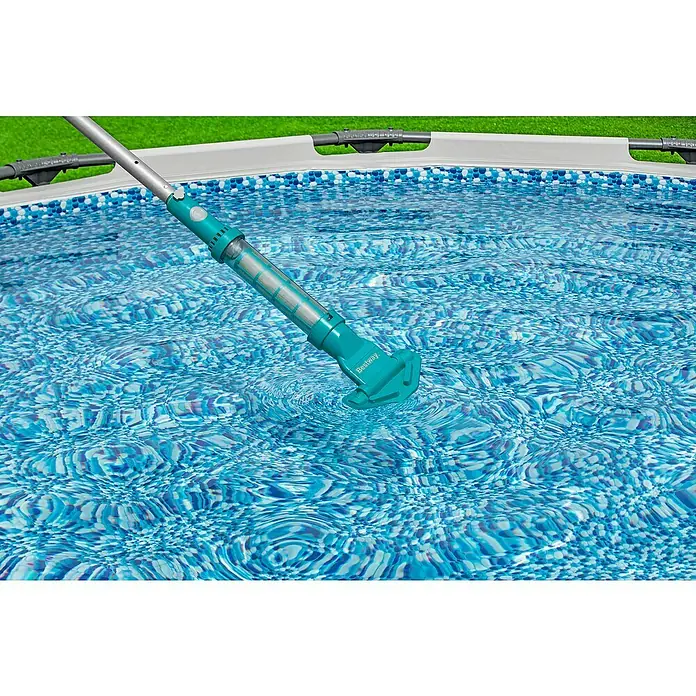 Bestway Poolsauger AquaSurge - Akkubetrieben, Passend für: Für Pools bis Ø 610 cm - Eine Nahaufnahme eines Bestway Poolreinigers, der in einem Schwimmbad verwendet wird, wobei die blauen Mosaikfliesen im Hintergrund sichtbar sind.