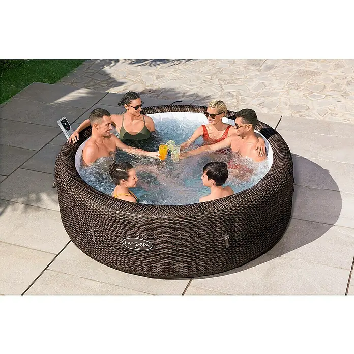 Bestway Lay-Z-Spa Mobil-Whirlpool Bali - Ø x H: 216 x 71 cm, Braun, 1.260 l - Eine Gruppe von Personen entspannt sich in einem Lay-Z-Spa Bali Whirlpool und stößt mit Getränken an, während sie die Zeit genießen.