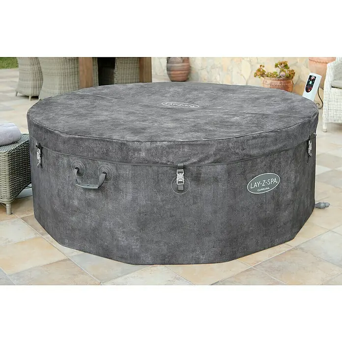 Bestway Lay-Z-Spa Mobil-Whirlpool Carrara Air Jet - Ø x H: 170 x 65 cm, Dunkler Alabaster, 850 l - Nahaufnahme eines abgedeckten Lay-Z-Spa Carrara Whirlpools im Außenbereich, der durch die Schutzhülle vor Witterungseinflüssen geschützt ist.