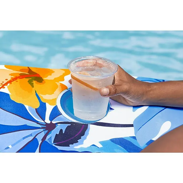 Bestway Luftmatratze Blissfull Drifter - Länge: 155 cm, Breite: 96 cm - Nahaufnahme eines Getränks mit Orangenscheibe in einem Plastikbecher, der in einem Getränkehalter auf einer blau-gelben Oberfläche steht.