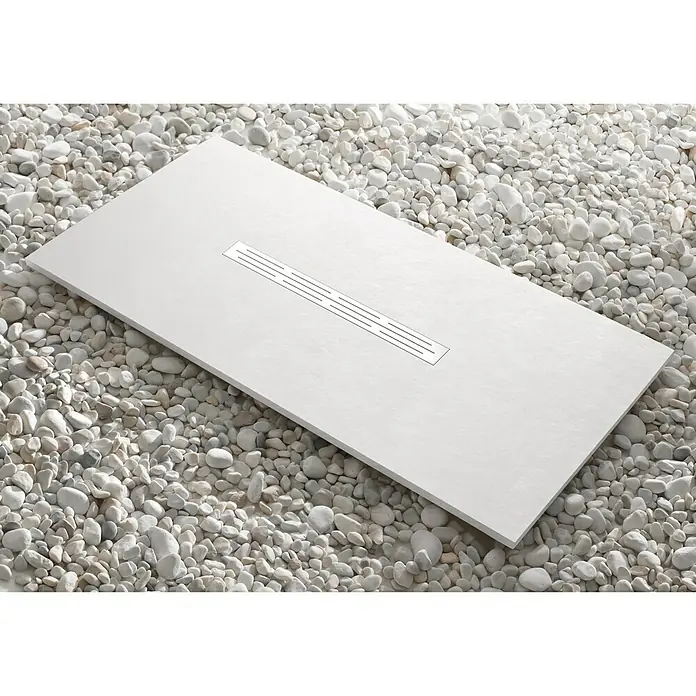 Camargue Plato de ducha Bering - L x An: 70 x 100 cm, Blanco - Plato de ducha moderno de gres claro con canal de desagüe integrado, rodeado de guijarros blancos para un diseño de baño elegante.