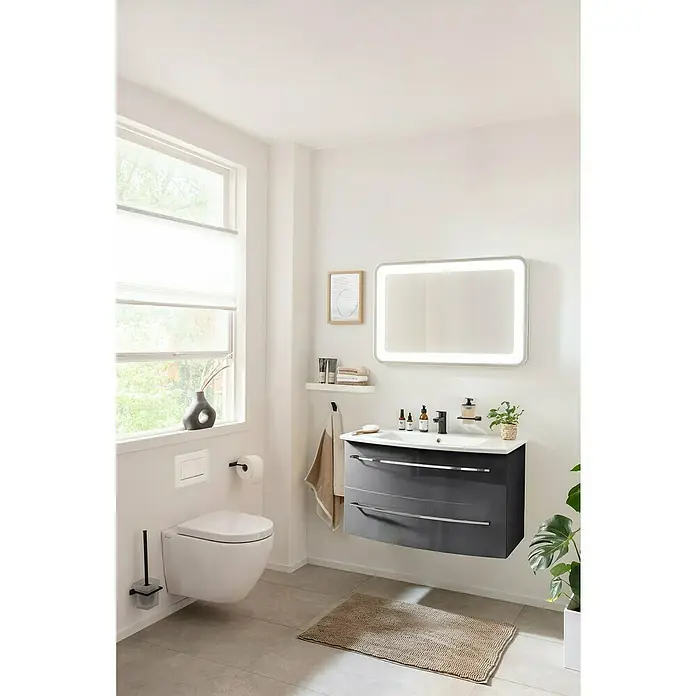 Camargue Badmöbel-Set - Grafit, Glänzend, 90 cm, 3 -tlg., 20,16 W - Ein modernes Badezimmer mit einem grauen Waschtischunterschrank, einem beleuchteten Spiegel und einer hängenden Toilette.