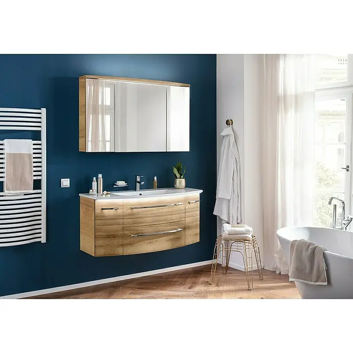 Camargue Badmöbel-Set - Berg Eiche, Matt, 120 cm, 4 -tlg., 21,6 W - Badezimmer mit Waschtischunterschrank in Holzoptik, beleuchtetem Spiegel und weißer Badewanne für ein modernes Ambiente.