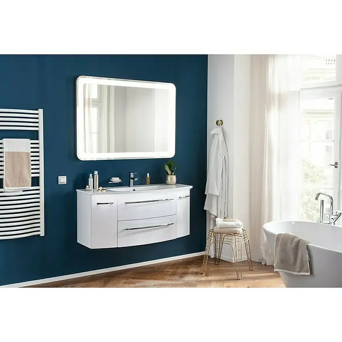 Camargue Badmöbel-Set - Weiß, Glänzend, 120 cm, 4 -tlg., 29,6 W - Elegantes Badezimmer mit einem modernen Waschtischunterschrank in Weiß und einem beleuchteten Spiegel.