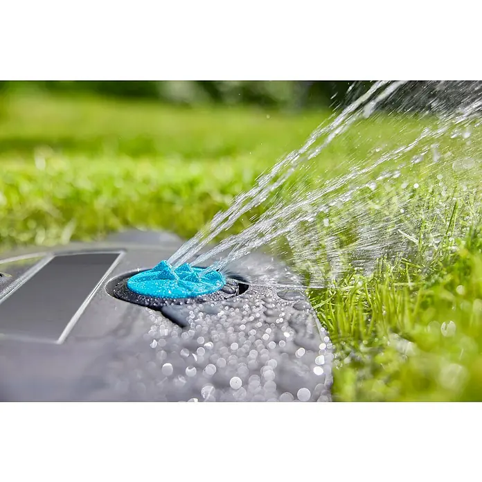 Gardena Sprinklersystem Versenkregner-Set AquaPrecise Basis - Max. Regnerfläche: 320 m², Reichweite ca.: 2 m - 10 m - Nahaufnahme eines versenkten Rasensprengers, der Wasser auf einen grünen Rasen sprüht, um die Rasenpflege zu optimieren.