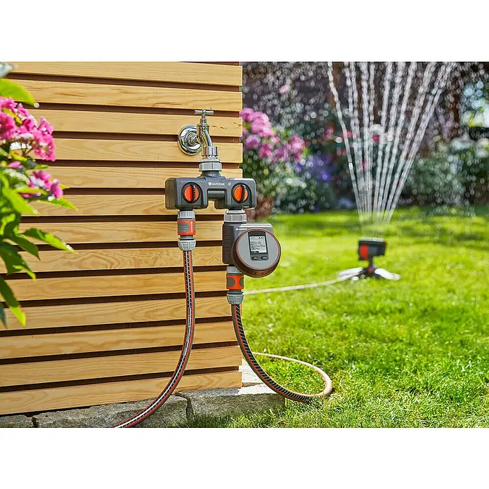 Gardena Bewässerungscomputer Flex - Bewässerungsdauer: 1 s - 99 min - Das Bild zeigt ein Gardena Bewässerungssystem mit zwei Ausgängen und einer elektronischen Steuerung für die Gartenbewässerung.