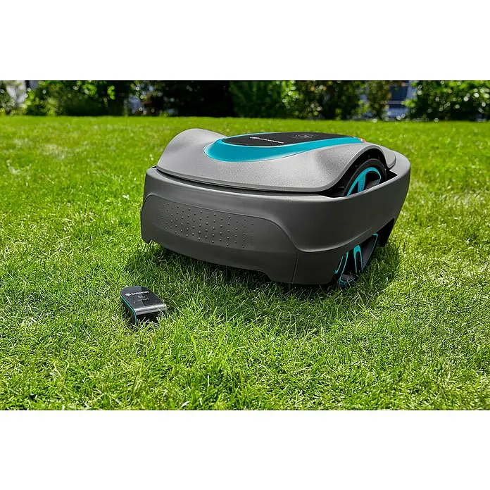 Gardena Smart system Bodenfeuchtesensor - Passend für: Gardena Smart System Sets - Rasenmähroboter Gardena smart Sileno life mit zugehörigem Steuergerät auf sattgrünem Rasen für einen gepflegten Garten.