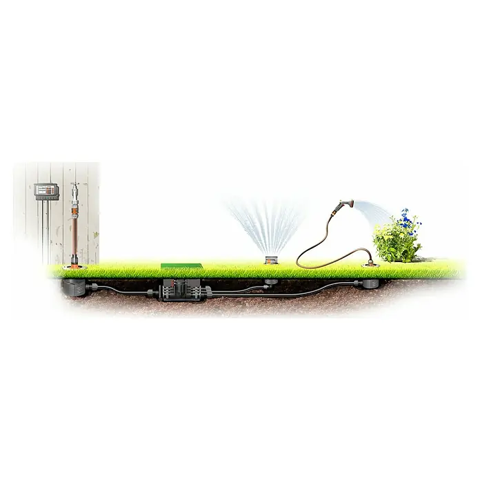 Gardena Sprinklersystem Bewässerungssteuerung Mehrkanalsteuerung - Bewässerungsdauer: 1 min - 4 h - Das Bild zeigt ein Bewässerungssystem, das aus einem Wasserhahn, einem Regner, einem Schlauch und einer Bewässerungssteuerung besteht.