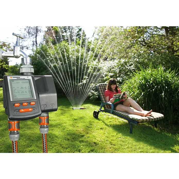 Gardena Bewässerungscomputer MultiControl Duo - Bewässerungsdauer: 1 min - 3,59 h, ¾″ - Bild einer Gardena MultiControl duo Bewässerungsuhr mit einer Frau, die sich im Hintergrund auf einem Stuhl entspannt.