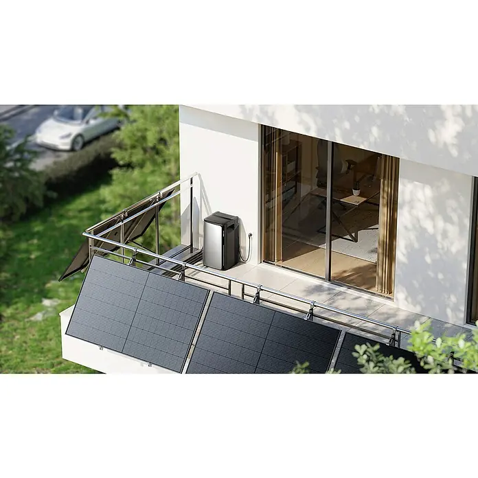 EcoFlow Powerstation Speicher Ultra - Nennleistung: 2.300 W, 4 MPPT Eingänge - Solarpanelsystem auf einem Balkon mit einem Energiespeicher. Die Paneele nutzen Sonnenenergie für den Hausgebrauch und speichern diese.