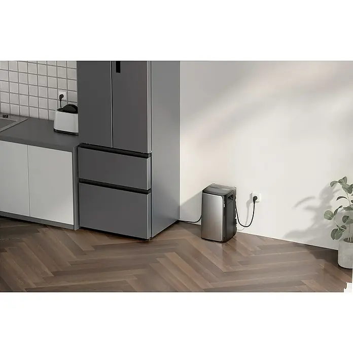 EcoFlow Powerstation Speicher Pro - Nennleistung: 2.300 W, 3 MPPT Eingänge - Eine moderne Küche mit einem eleganten grauen Kühlschrank und einem tragbaren Gefrierschrank, der an die Wand angeschlossen ist.