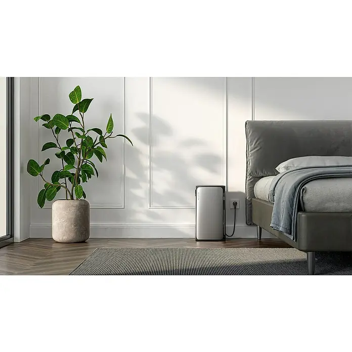 EcoFlow Powerstation Speicher Pro - Nennleistung: 2.300 W, 3 MPPT Eingänge - Nahaufnahme eines modernen Luftreinigers neben einer Zimmerpflanze, der für saubere Luft in einem stilvollen Schlafzimmer sorgt.
