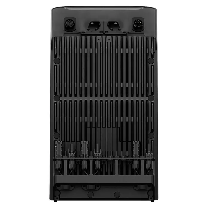 EcoFlow Powerstation Speicher Pro - Nennleistung: 2.300 W, 3 MPPT Eingänge - Nahaufnahme der Rückseite eines SolarEdge-Wechselrichters mit Kühlkörper, Anschlüssen und Befestigungspunkten.