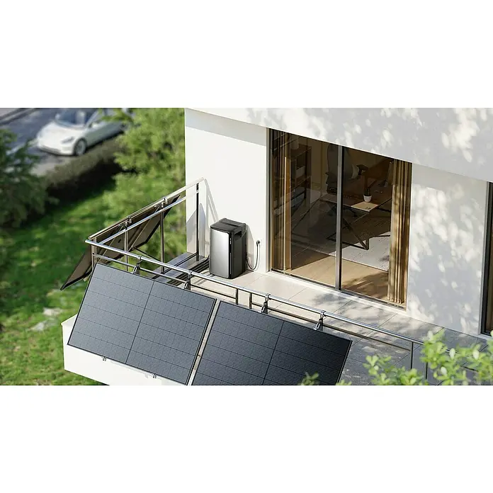 EcoFlow Powerstation Speicher Pro - Nennleistung: 2.300 W, 3 MPPT Eingänge - Balkonkraftwerk mit Solarmodulen und Energiespeicher auf einem Balkon, das eine nachhaltige Energielösung für Wohnungen bietet.